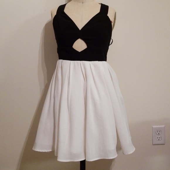 Cutout detail dress w criss cross back & bow NWT - Picture 4 of 8